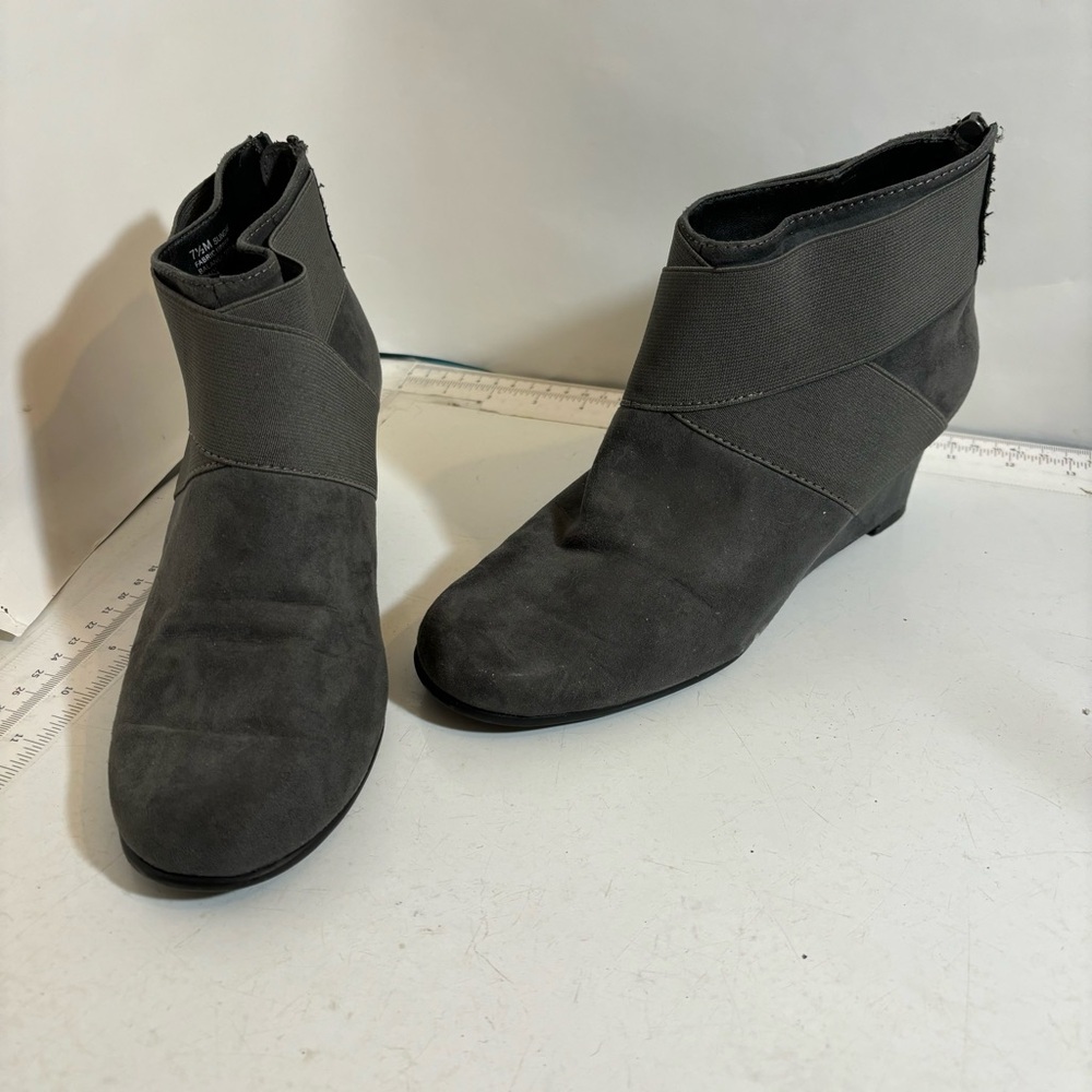 Aerosoles women’s‎ grey wedge heel bootie in size 7.5